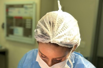 Mastopexia com prótese corrige flacidez e devolve volume