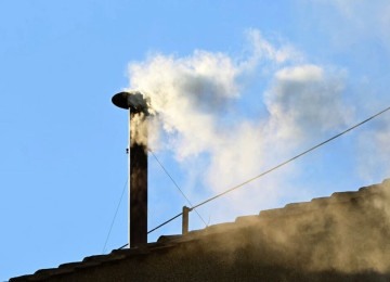 Em tempos de comunicação quase na velocidade da luz, voltar à Pré-História tem seu charme e simbolismo. Mas polui e perde-se a oportunidade de educar quase dois bilhões de pessoas ao mesmo tempo no planeta -  (crédito: Tiziana Fabi/AFP)