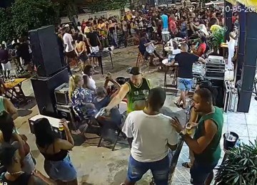 Assassino apontou arma e disparou contra a vítima mesmo estando na presença de dezenas de clientes do bar, na Baixada Fluminense (RJ) -  (crédito: frame de vídeo de câmera de segurança de bar)