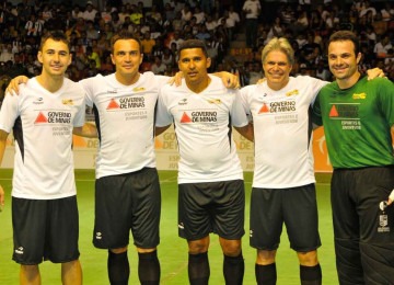 Expoentes do futsal das décadas de 90 e 2000, Neto, Falcão, Manoel Tobias, Jackson e Bianchini participaram de jogo festivo no Mineirinho, há 13 anos -  (crédito: Marcos Vieira/EM/D.A Press - 18/12/12)