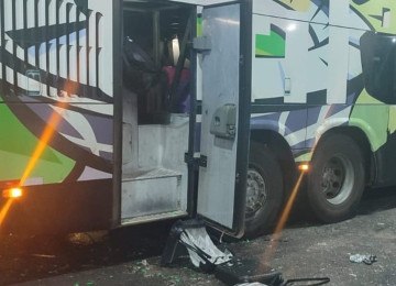 Mala estava no bagageiro inferior do ônibus quando explodiu e deixou motorista ferido -  (crédito: PMMG/Divulgação)