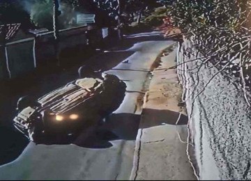 Câmeras de segurança flagraram momento em que carro desgovernado atingiu mãe e filho em Santa Luzia -  (crédito: Reprodução)