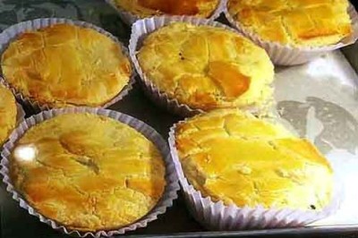 No Brasil, os salgados estÃ£o presentes em eventos e festas de aniversÃ¡rios, dando um toque especial. Entre eles, estÃ¡ a empada, extremamente popular e com diversas variaÃ§Ãµes. 

 -  (crédito: ComidasDoBrasil/WikimÃ©dia Commons)