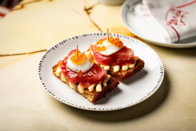 Brioche com atum, maionese kewpie, ovo de codorna confit e ikura, uma dupla que já virou clássico no Gata Gorda -  (crédito: Victor Schwaner/Divulgação)