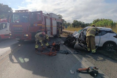 Acidente registrado na altura do KM 492 da BR-354, em Formiga -  (crédito: Imagem: Reprodução/CBMMG)