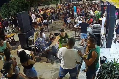 Assassino apontou arma e disparou contra a vítima mesmo estando na presença de dezenas de clientes do bar, na Baixada Fluminense (RJ) -  (crédito: frame de vídeo de câmera de segurança de bar)