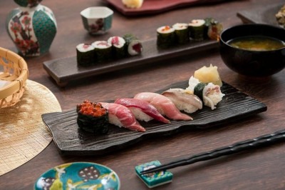 Também conhecida como "Washoku", a culinária japonesa é apreciada mundialmente por seus sabores delicados, ingredientes frescos e foco em uma alimentação saudável,  com variedade de pratos nutritivos.  -  (crédito: wikimedia commons MUSUBI KILN)