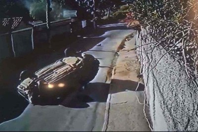 Câmeras de segurança flagraram momento em que carro desgovernado atingiu mãe e filho em Santa Luzia -  (crédito: Reprodução)