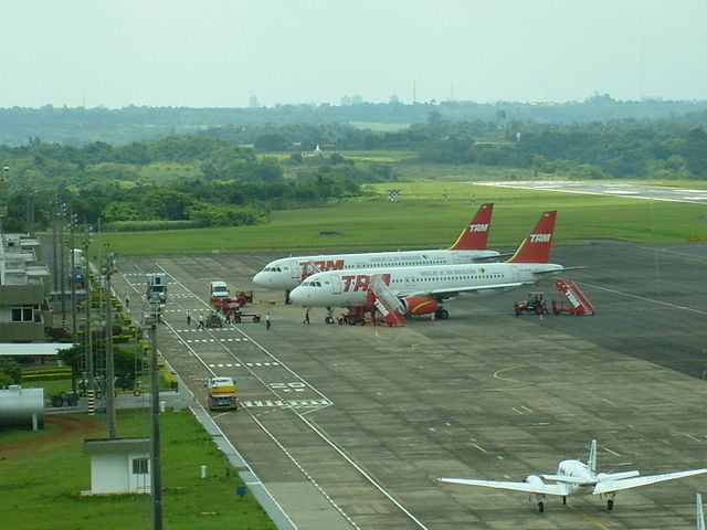 Para se aproximar da cidade, existem duas opções de aeroportos nos territórios vizinhos, do outro lado da ponte. O Internacional Guarani, em Minga Guazú, na divisa do Brasil com o Paraguai, e o Internacional de Foz do Iguaçu, no Paraná.