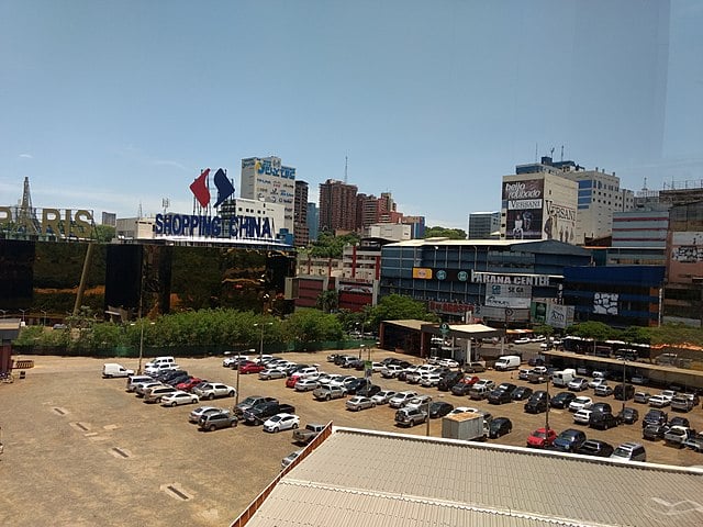 É a maior cidade dentro do que é chamado de "Tríplice Fronteira", que faz divisa com Foz do Iguaçu, no Brasil, e Puerto Iguazú, Argentina. Aqueles que compõem um grande conglomerado urbano de quase um milhão de habitantes.