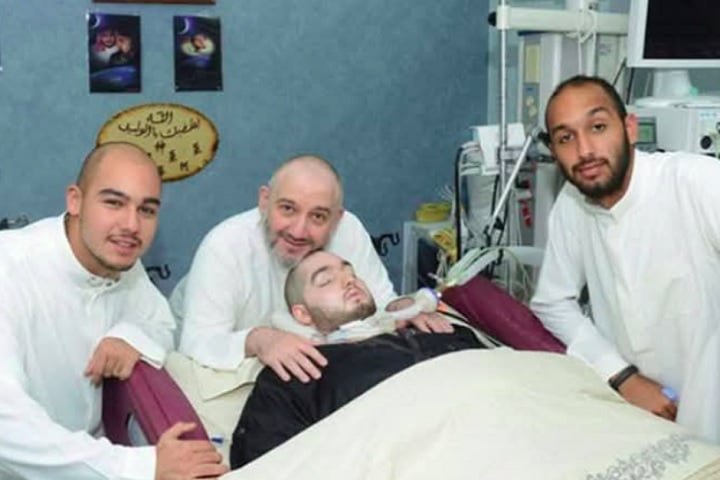 Al-Waleed depende de aparelhos para sobreviver e se alimenta por sondas, de acordo com o site Roya News.