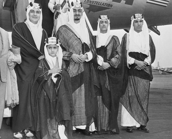 Além disso, a Arábia Saudita é governada pela família real Saud, que controla o poder desde a fundação do país em 1932.