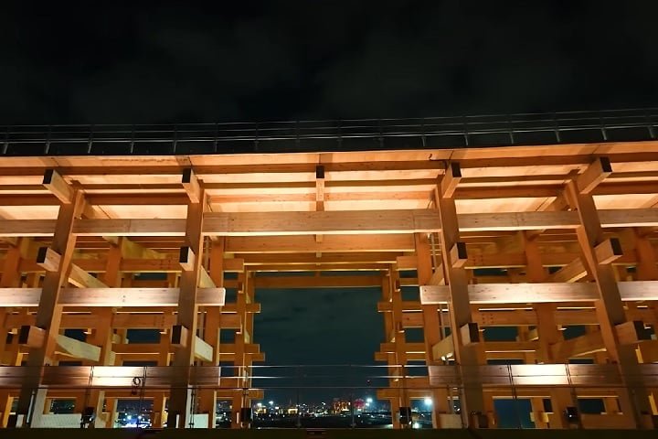 Apesar da inspiração tradicional, a estrutura foi reforçada com elementos metálicos para garantir resistência a terremotos.