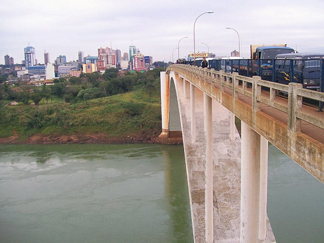 Fundada em 1957, Ciudad del Este fica localizada no extremo leste do Paraguai, às margens do rio Paraná. É a capital do departamento do Alto Paraná e está situada a 327 km da capital do país, Assunção, interligada pela Rota 2.