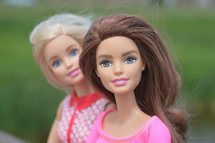 A icônica boneca Barbie foi criada em 1959, fruto da inspiração de Ruth Handler ao observar sua filha, Barbara, brincando com suas bonecas. Mas pouca gente sabe do ado sombrio do designer por trás da criação do brinquedo. 