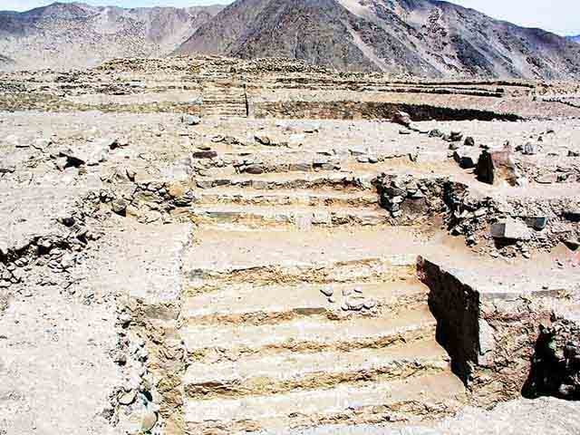 No corpo da edificação foi instalada uma escadaria central que dava acesso ao topo piramidal.
