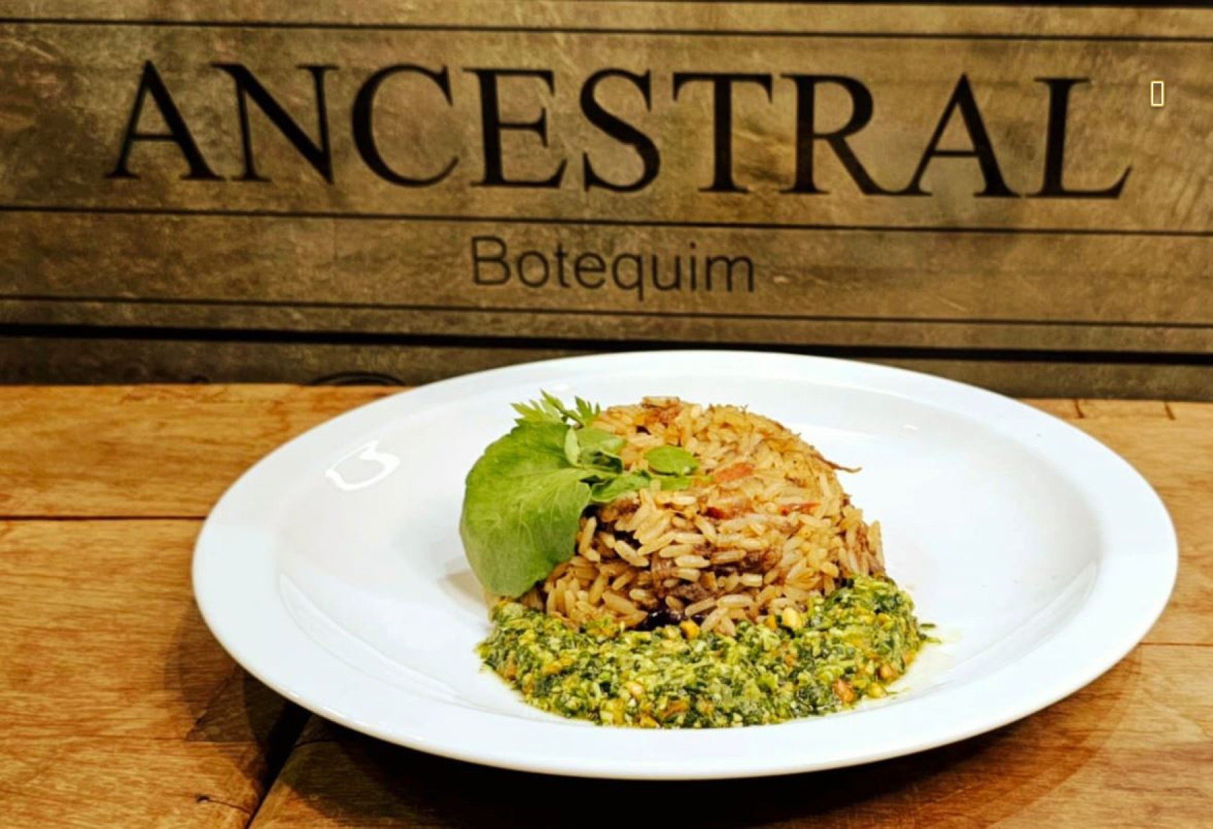 No restaurante Ancestral Botequim, o arroz com rabada e pesto de agrião faz sucesso