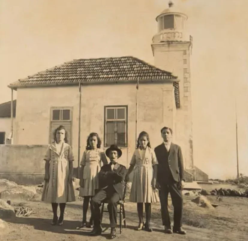 Em 1911, o faroleiro Antônio Esperidião da Silva foi o responsável por enviar exemplares da jararaca-ilhoa para o Butantan, dando início às pesquisas com a espécie.