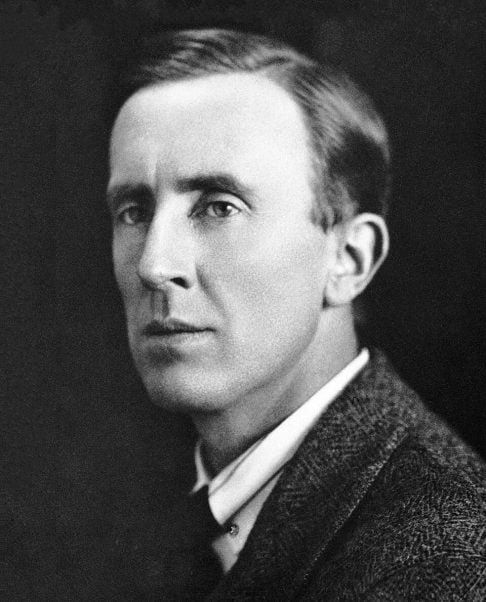 O universo de "O Senhor dos AnÃ©is" foi criado pelo escritor britÃ¢nico J.R.R. Tolkien, que se inspirou em mitologias nÃ³rdicas, anglo-saxÃ£s e cristÃ£s para construir a Terra-mÃ©dia.