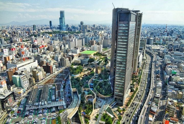 Historicamente, foi um centro mercantil vital durante o período Edo e até hoje mantém sua vocação para os negócios, sendo sede de grandes empresas e centros financeiros. 