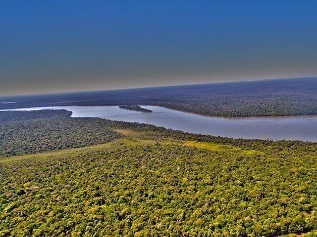 A estrutura imponente da ponte  e a vista panorâmica que ela proporciona do Rio Paraná e das cidades de Foz do Iguaçu e Ciudad del Este são motivos suficientes para uma visita.