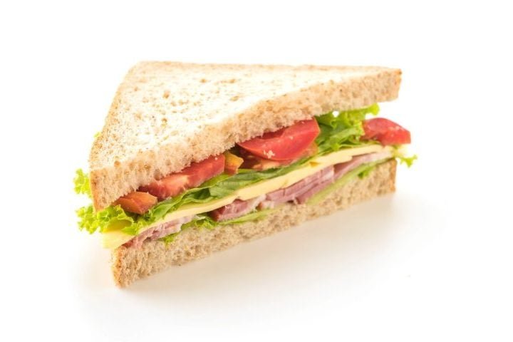 Para ele, a simples ideia de experimentar alimentos comuns, como um sanduÃ­che, causa enjoo e atÃ© vÃŽmito.