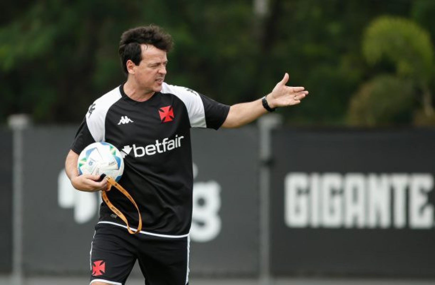 Diniz comanda primeira atividade em seu retorno ao Vasco e mira jogo decisivo