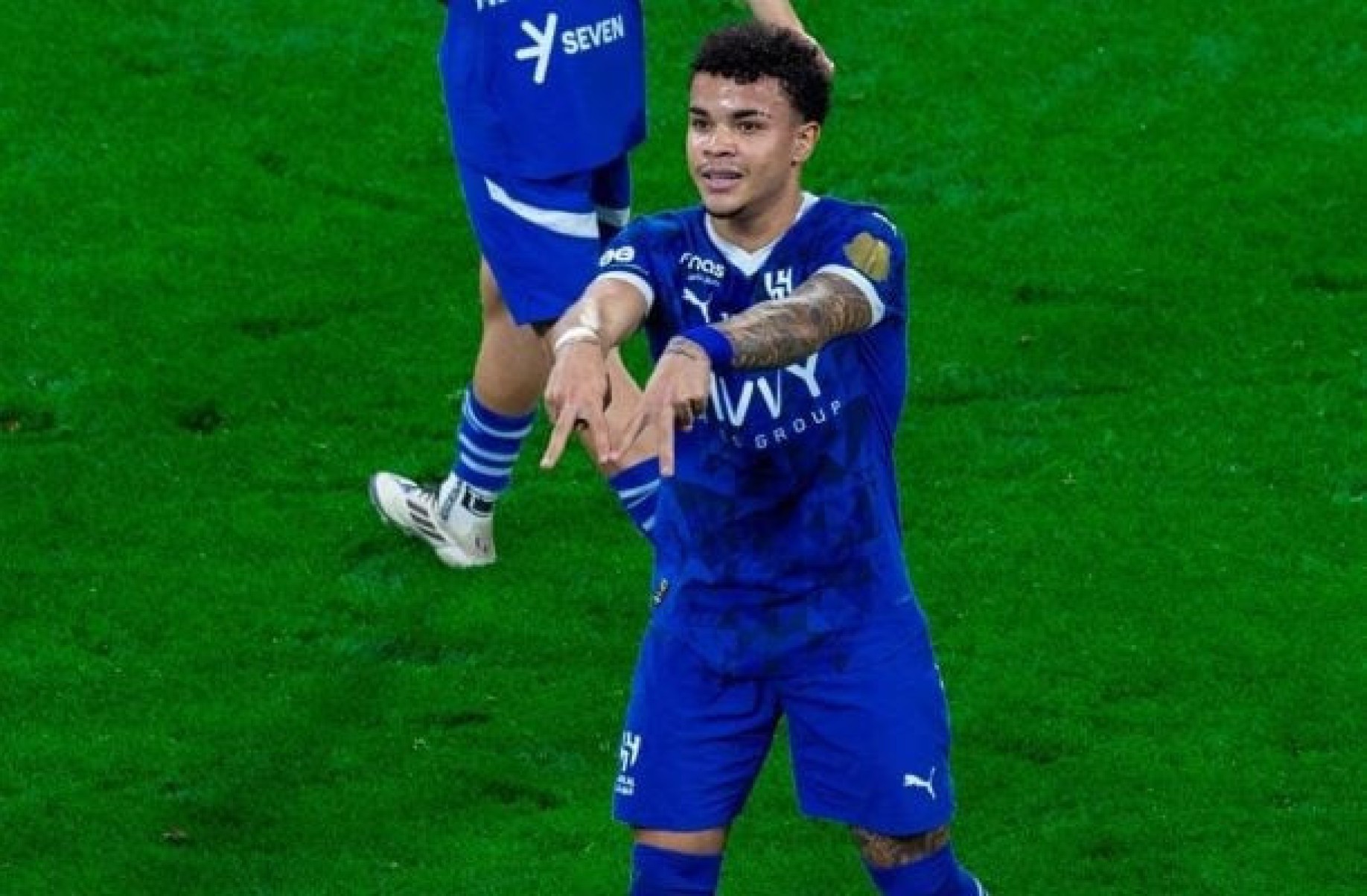 Brasileiro brilha com dois gols, Al-Hilal goleia e segue na briga pelo título saudita