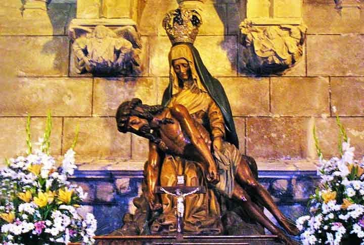 Nomeada em 1914 pela Igreja Católica como padroeira da “Região Leonesa”, a Virgem do Caminho está associada à peregrinação conhecida como “Caminho de Santiago”. 