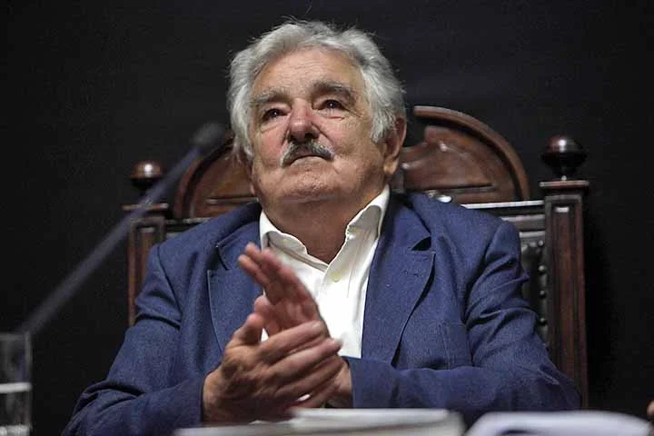 "O câncer no meu esôfago está se espalhando para o meu fígado. Não consigo pará-lo com nada. Por quê? Porque sou um homem velho e porque tenho duas doenças crônicas. Não posso fazer nem um tratamento bioquímico nem uma cirurgia porque meu o corpo não aguenta", afirmou.