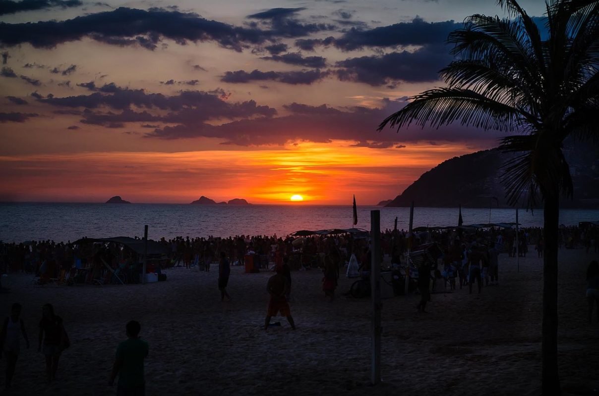 O livro destacou Ipanema pelo seu incrível pôr do sol e por atrair uma variedade de pessoas e grupos ao longo de seus postos.
