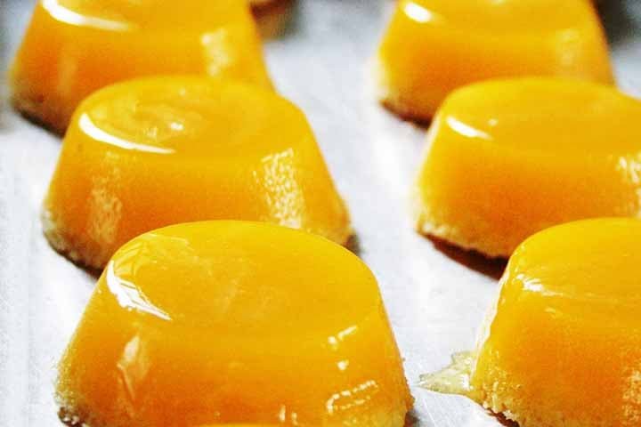 As freiras lusitanas de Leiria, entre a Beira Litoral e a Estremadura, usavam claras de ovos como base para engomar suas roupas. Isso gerava muitas gemas, que poderiam ser desperdiçadas, algo que as incomodava.