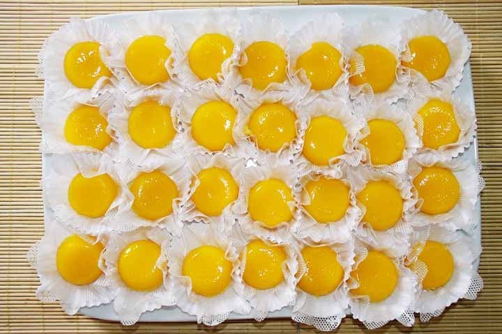 Desse modo, a mudança de ingrediente transformou a receita em um novo doce. A substituição das amêndoas pelo coco ralado trouxe à tona a criação do quindim. 