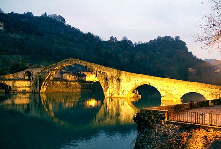 Aí fez pacto com o Diabo que até hoje aparece nas últimas noites de outubro (no Halloween), sob forma de um cão. 