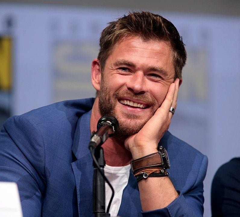 Também esteve em "MIB: Homens de Preto - Internacional" (2019), ao lado de Tessa Thompson, e na comédia "Férias Frustradas" (2015). Em "Máquina de Combate" (2022), mostrou uma faceta mais sombria. Seus papéis evidenciam versatilidade e carisma em diferentes gêneros cinematográficos.