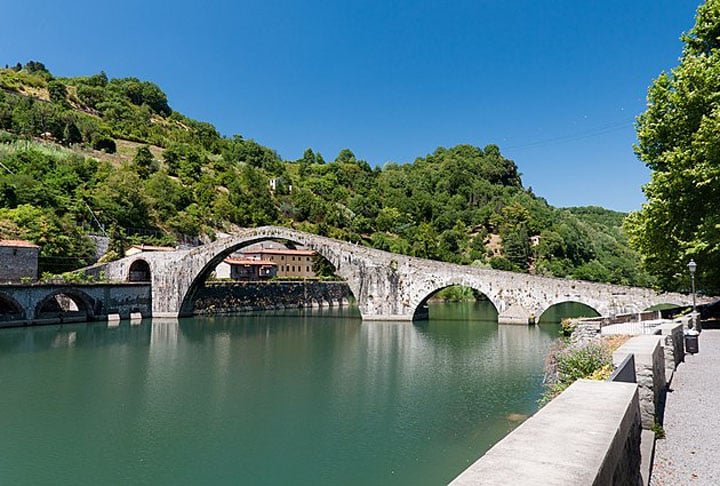 Ponte do Diabo (Itália) - Construída entre os séculos 11 e 12, a Ponte della Madalena fica em Borgo a Mozzano, Província de Lucca, aos pés dos Apeninos Tosco-Emilianos, sobre o Rio Serchi. Lenda: o construtor estava desesperado com enchentes que atrasavam a obra... 
