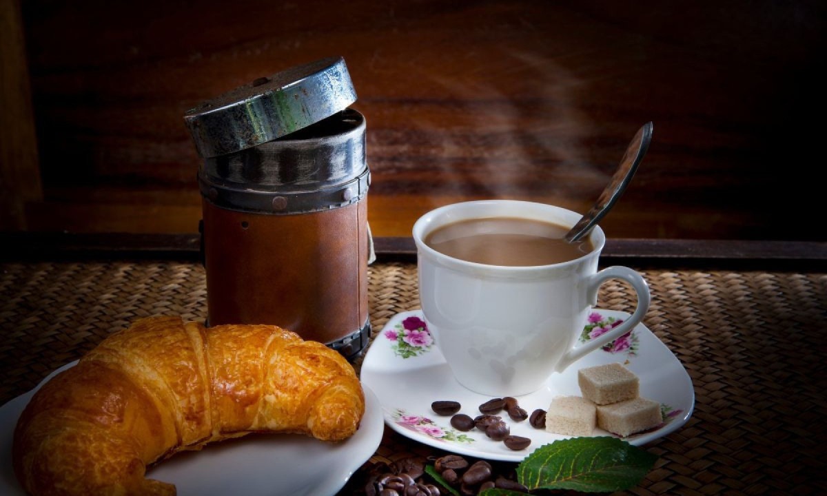 Compreender essa relação entre olfato e paladar pode nos ajudar a valorizar ainda mais os sabores e aromas que encontramos diariamente Café e croissant