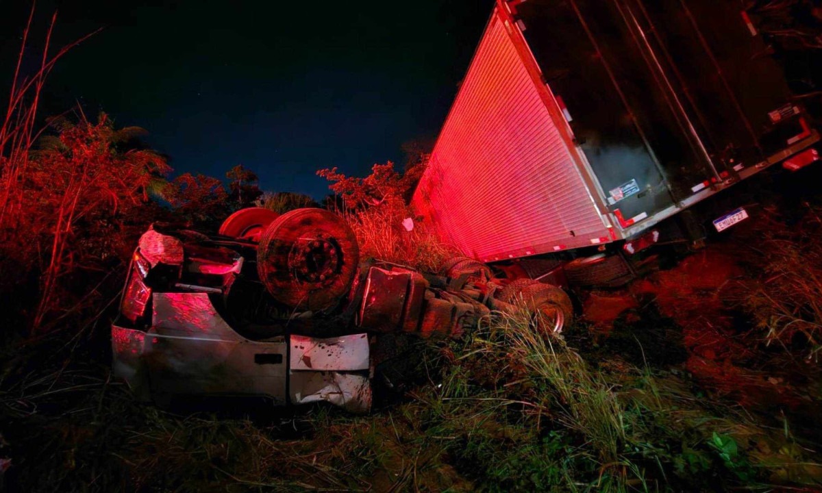 O corpo do motorista foi encontrado preso às ferragens na cabine -  (crédito: CBMMG)
