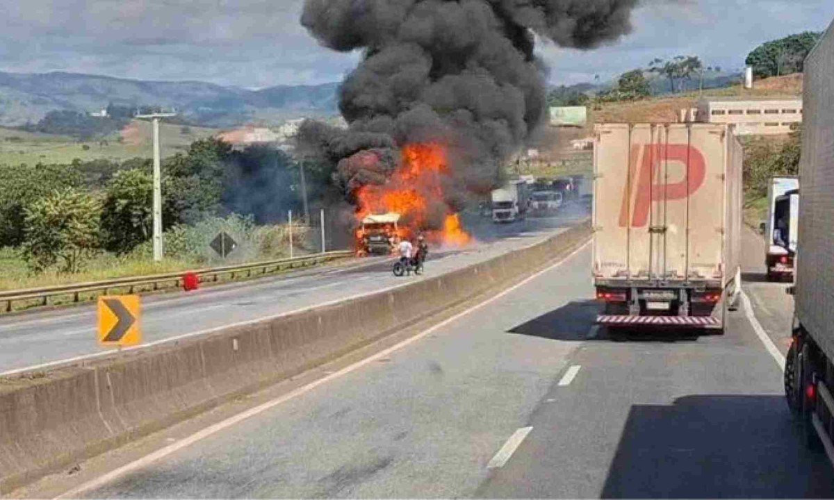 Vídeos mostram carreta tomada pelas chamas na BR-381, no Sul de Minas -  (crédito: Redes sociais)