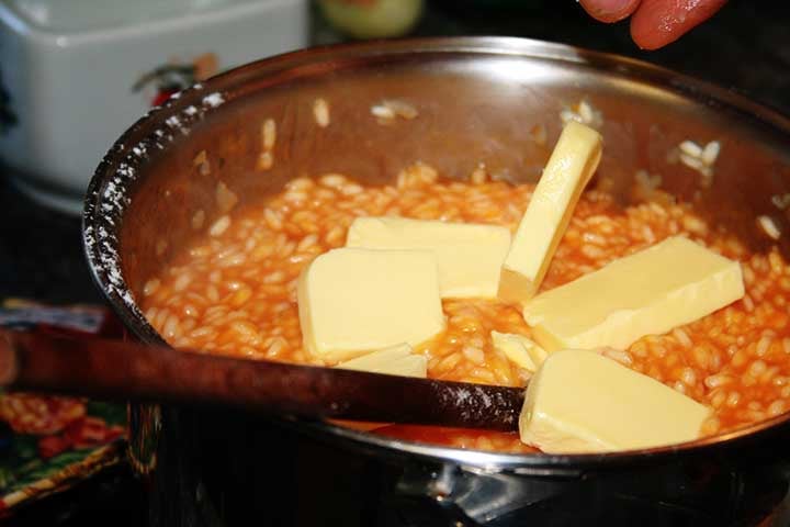 A manteiga é rica em gorduras saturadas, que podem aumentar o risco de doenças cardíacas se consumida em excesso. Além disso, podem contribuir para o acúmulo de gordura visceral e obesidade.