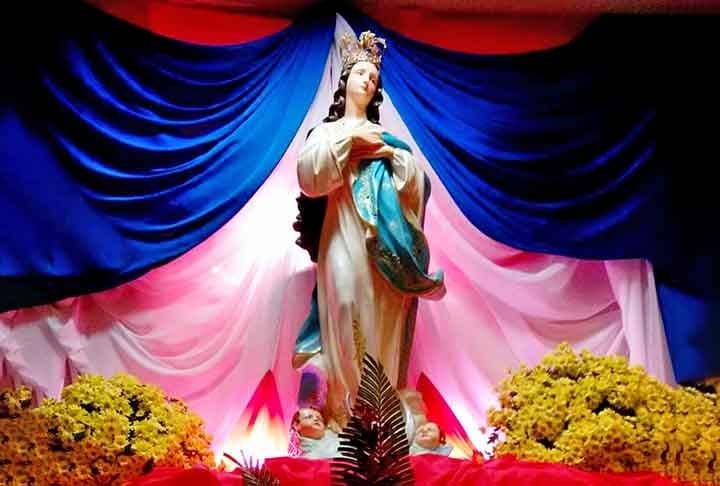 Nossa Senhora da Esperança - No dia 17 de janeiro de 1871, quatro alunos de uma escola em um convento da cidade de Saint Brieuc, perto de Paris, relataram a visão de Maria. 

