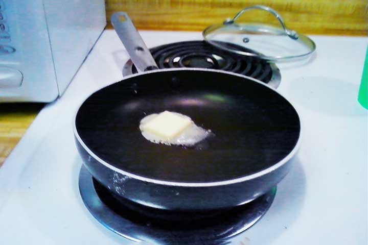 A manteiga é produzida onde há atividade pecuária, e as suas origens são datadas seguramente da pré-história. Ela era um ingrediente básico da alimentação britânica, muito antes de surgir a margarina, no início do século XX.