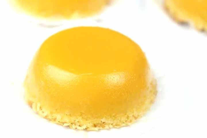 O quindim, como todo bom brasileiro, é uma grande miscigenação. Ele tem raízes portuguesas, porém foi elaborado e batizado por africanas em solo brasileiro.