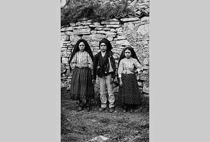 Os irmãos Francisco e Jacinta Marto, e sua prima Lúcia, pastores de ovelhas, ficaram conhecidos como “Pastorinhos de Fátima”. 