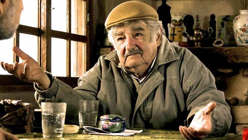 Na entrevista, ele se dirigiu ao povo uruguaio para passar uma mensagem de convivência com as diferenças. “O que eu quero é me despedir dos meus compatriotas. É fácil ter respeito por aqueles que pensam como você, mas você tem que aprender que a base da democracia é o respeito por aqueles que pensam diferente", sublinhou.