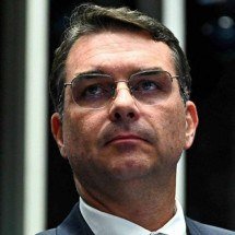Capa da Veja sobre julgamento no STF foi manipulada por Flávio Bolsonaro - Platobr Politica