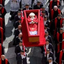 Câmara pagou para cinco deputados irem ao velório do papa Francisco