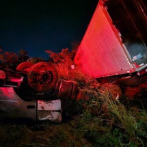 Idoso morre em capotamento de carreta em rodovia de Minas - CBMMG