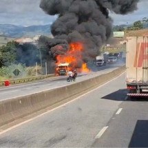 Vídeo: fogo em carreta fecha a BR-381 - Redes sociais