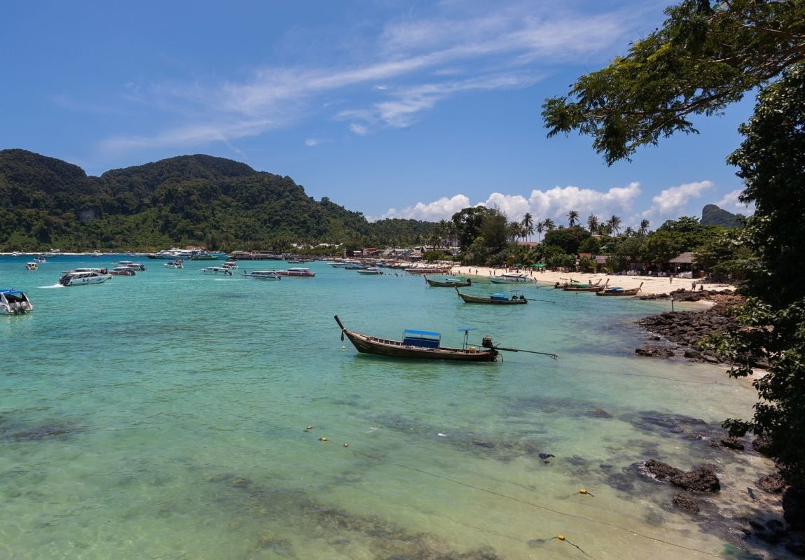 3) Ao Maya (Ko Phi-Phi, Krabi, Tailândia): Famosa por ter sido cenário do filme “A Praia”, estrelado por Leonardo DiCaprio, essa praia tem apenas 15 metros de largura e 250 metros de comprimento. O lugar se tornou tão popular nos anos 2000 que foi fechado pelas autoridades em 2018, devido ao excesso de lixo.